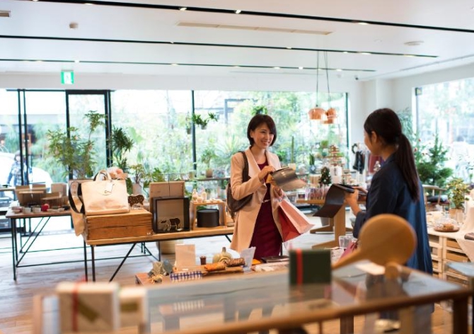 売れる店舗や客足が途切れない飲食店は、レイアウト一つにもこだわりがあります。これから店舗開業をする方や、すでに開業している店舗のレイアウトを改善したい方に向けて、業種別でレイアウトのポイントを紹介します。