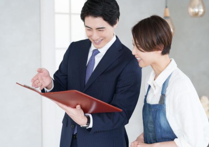 店舗開業の際の適切な物件選びは、成功への近道です。立地や契約条件の良い優良物件を選ぶためには、事前の準備や情報収集を欠かさず行いましょう。本記事では、物件の状態や契約条件など、理想の物件を見つけるためのポイントと具体的な探し方を解説します。