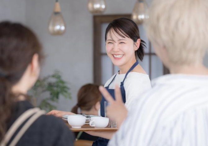 店舗集客にお悩みの際は、オンラインとオフライン集客を組み合わせて行うのがおすすめです。本記事では、費用対効果の高い集客アイデアを成功事例と共に紹介します。業種別の集客アイデアや成功の秘訣も紹介するので、ぜひ参考にして集客アップを目指してください。