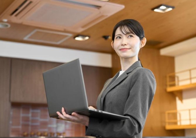 良い居抜き物件と出会うには、探し方にコツがあります。既存設備を活用して初期費用を削減し、スピード開業を実現するためのポイントを紹介します。契約時の注意点やおすすめのテナントマッチングサービス「テナリード」の活用法も解説。