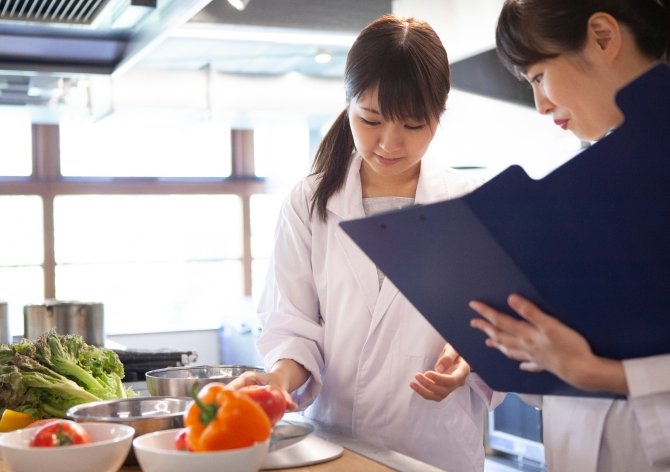 飲食店を開業する際には、営業許可証の取得が必須です。営業許可証は、飲食店が安全かつ衛生的であることを証明するものです。許可証の習得には、保健所の厳しい検査をクリアする必要があります。本記事では、飲食店開業に必要な営業許可証の交付条件や流れを解説します。