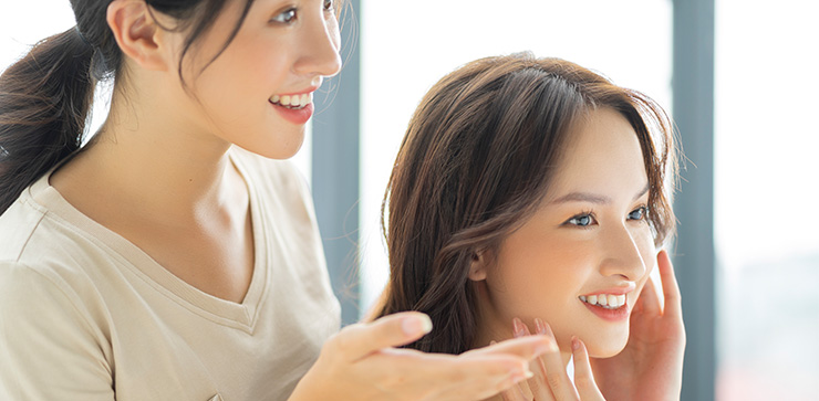 女性店員と女性客